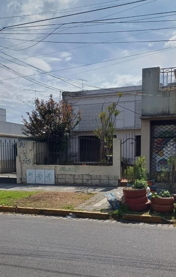 Casa tipo PH de 3 ambientes al frente en Lomas de Zamora