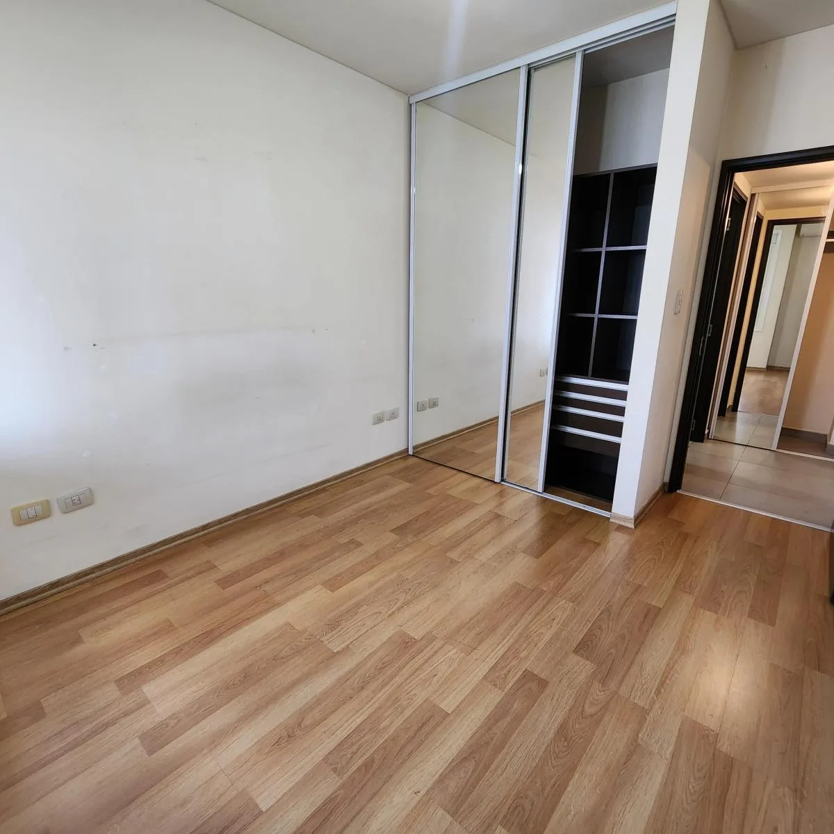 Apartamento de dois ambientes com 1 quarto e varanda em Liniers