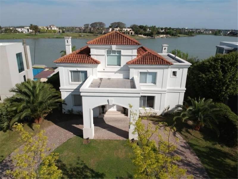 Furnished 4-bedroom house in Los Castores, Nordelta Tigre