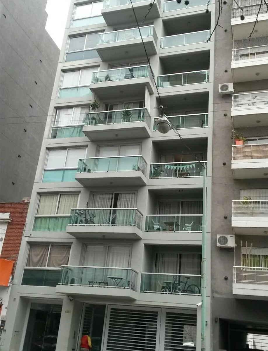 Two-room apartment street-facing with covered parking in Villa Urquiza