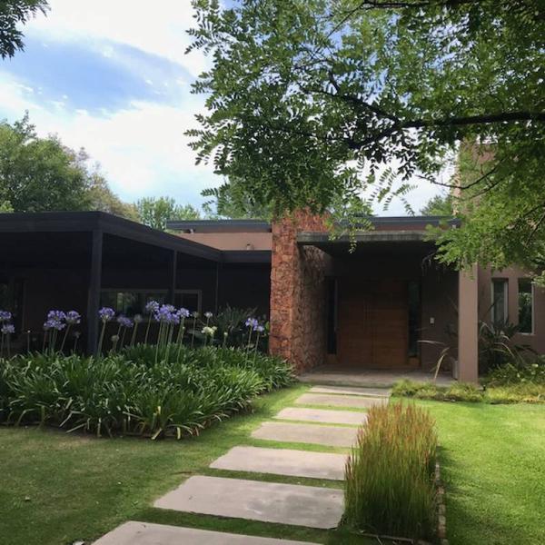 Casa amoblada de 6 dormitorios en Club de Campo Los Pingüinos, Ituzaingó