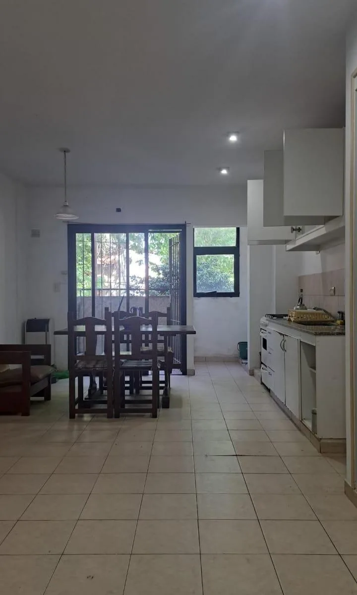 Kitnet mobiliada com varanda de frente em La Plata