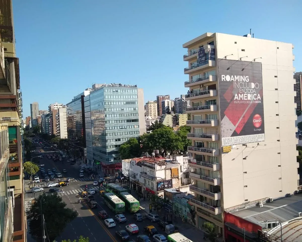 Monoambiente con balcón y AA