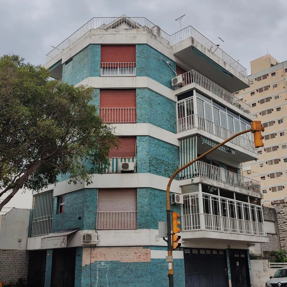 Departamento de 3 Ambientes en Tercer Piso con 2 Balcones Al Frente en Esquina