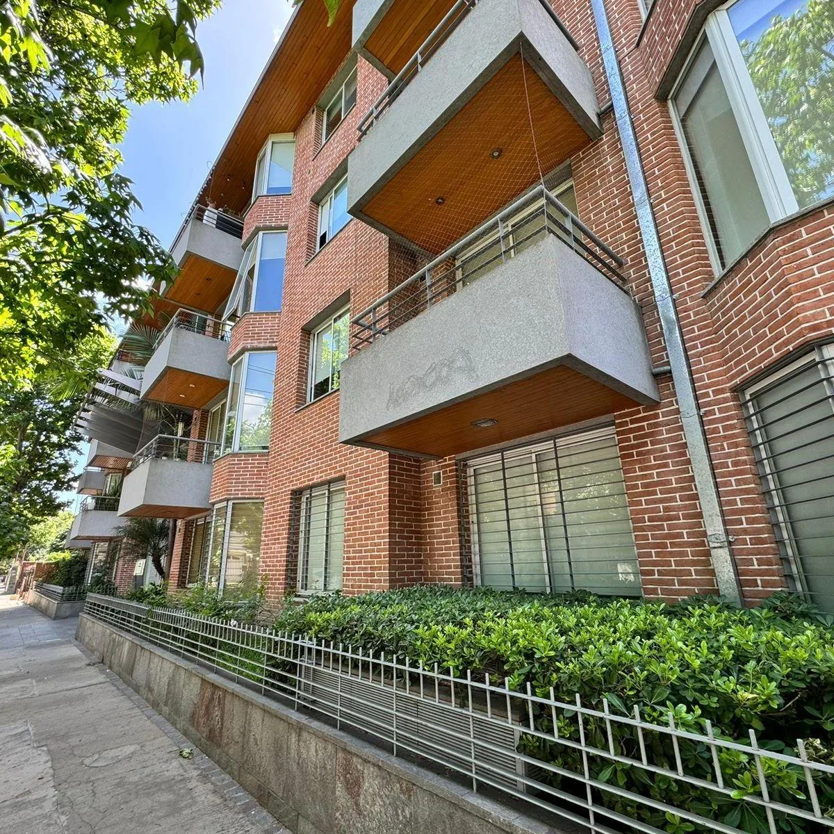 Трёхкомнатная квартира с парковочным местом и кладовой в Lomas de Zamora