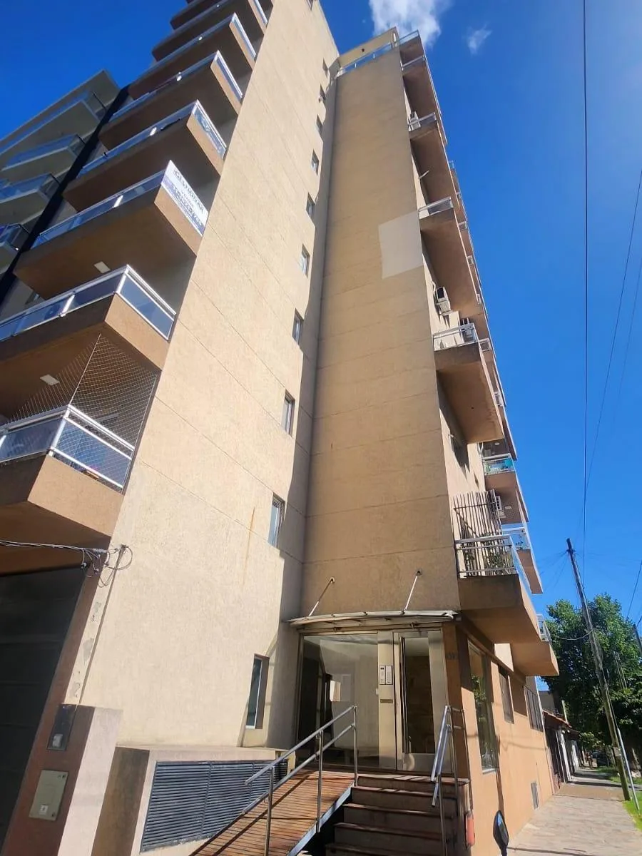 Apartamento de dois ambientes no 4º andar de frente em Lanús