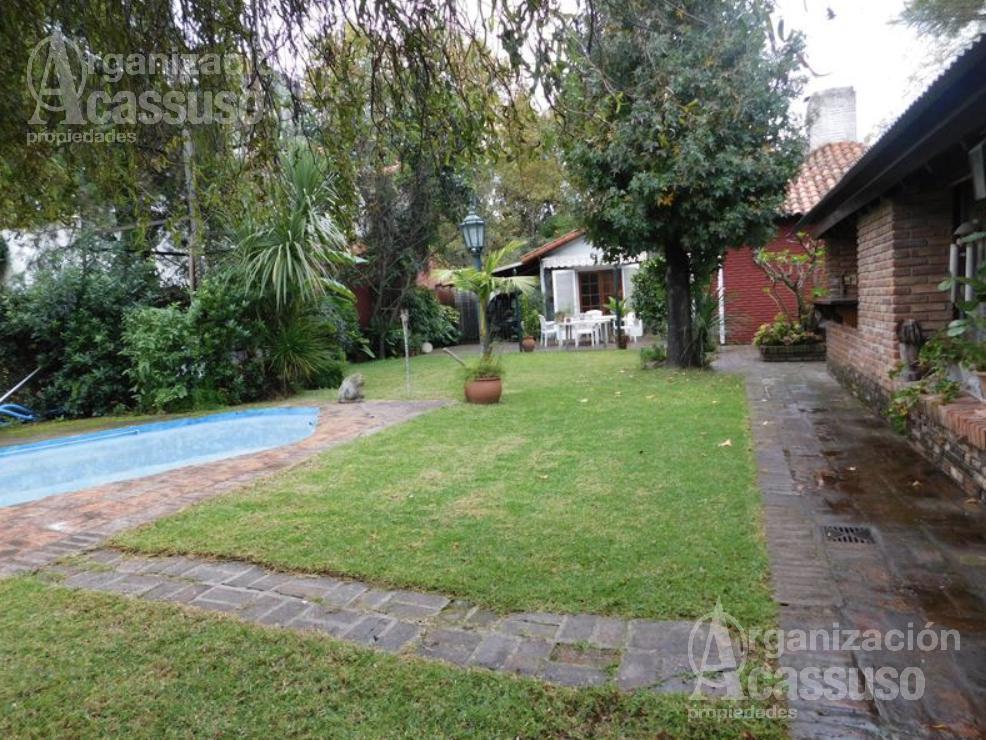 Casa de esquina com 4 dormitórios em Victoria