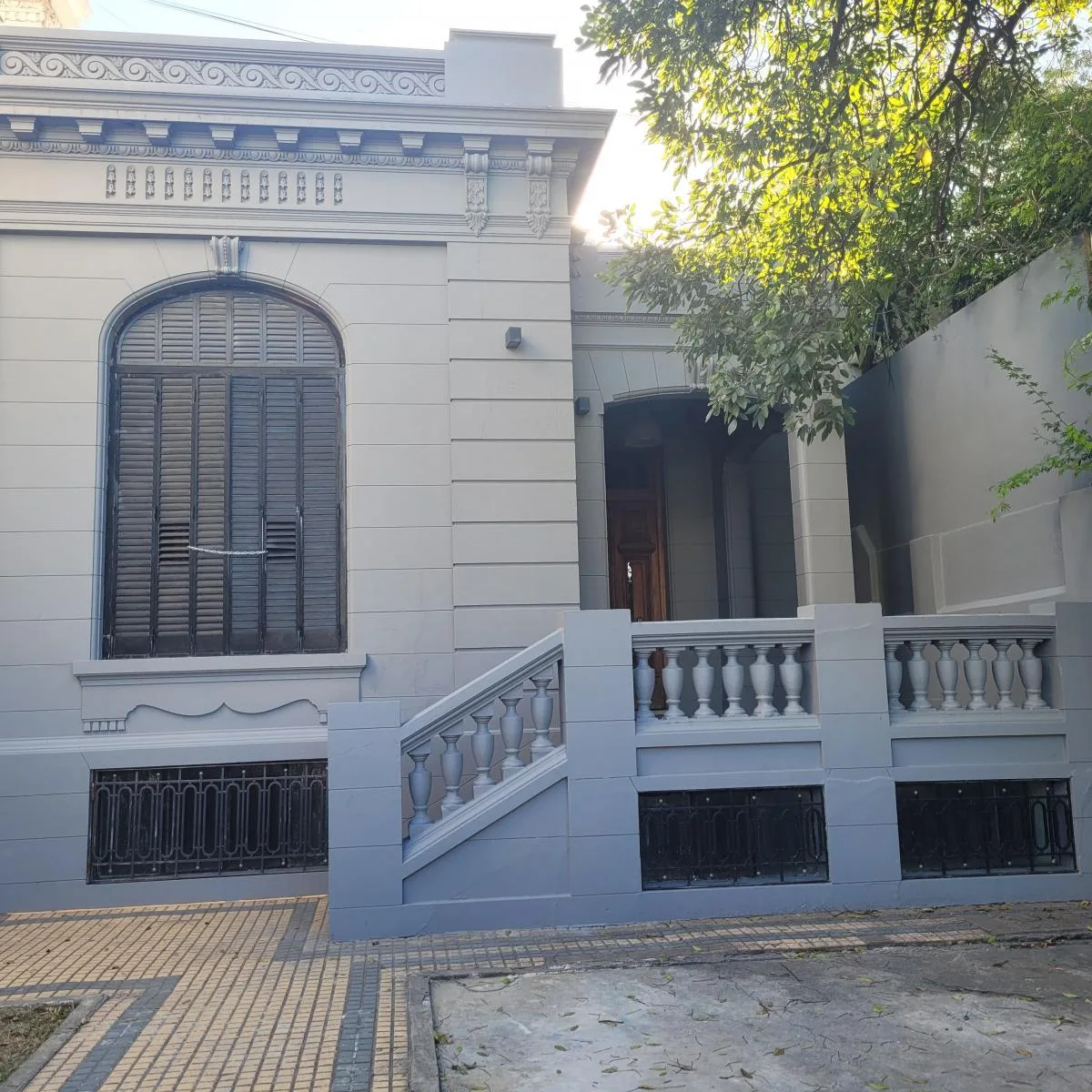 Дом с выходом на две улицы в La Plata