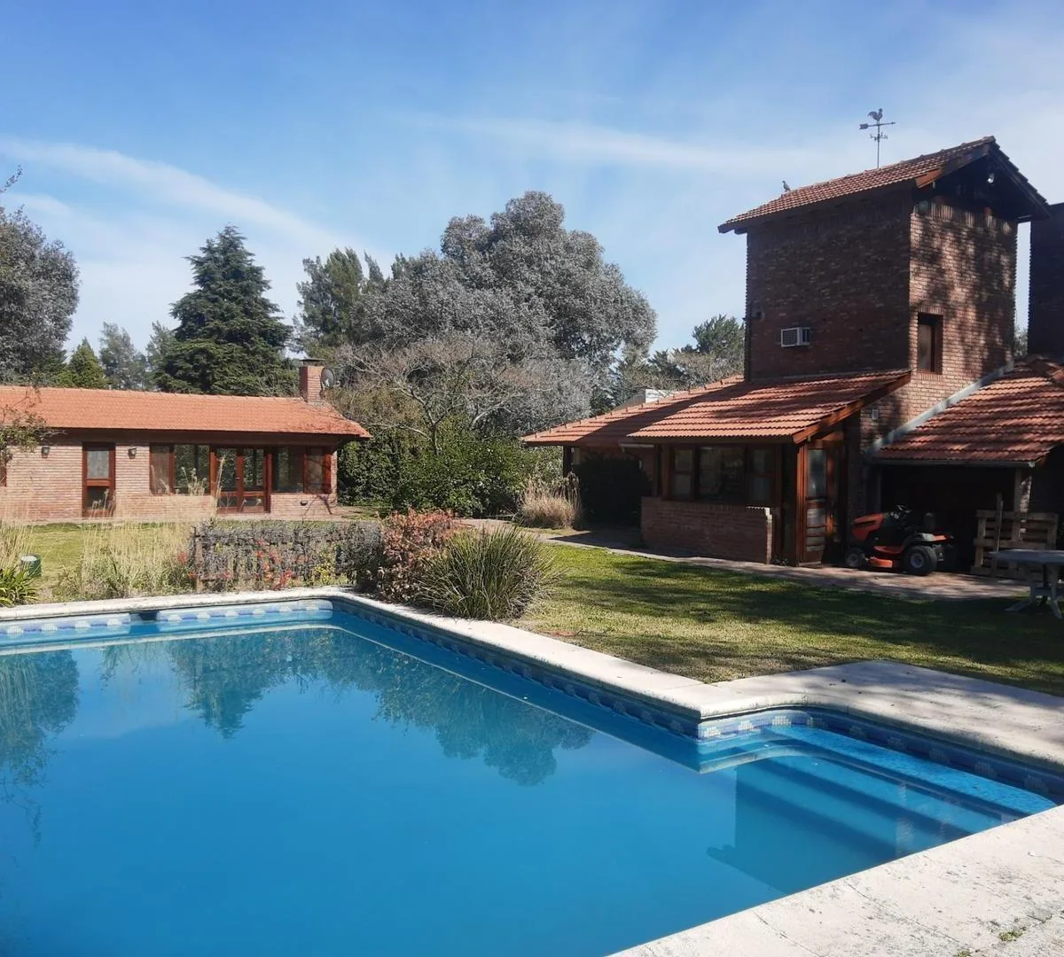 Four-bedroom house in Luján with pool and garden