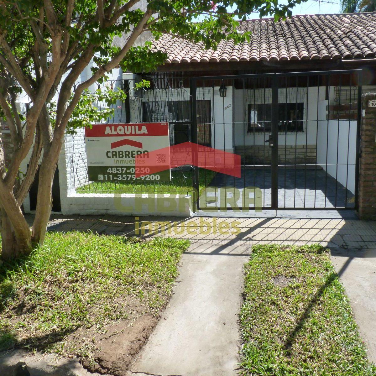 Duplex de 3 ambientes com 2 dormitórios, garagem, pátio e área de churrasco em Martínez