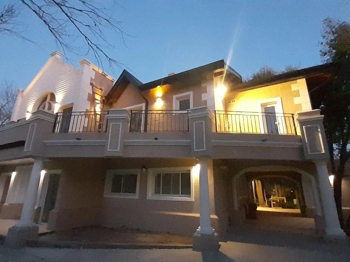 Six-bedroom house in Pilar on a 2,000 m² plot