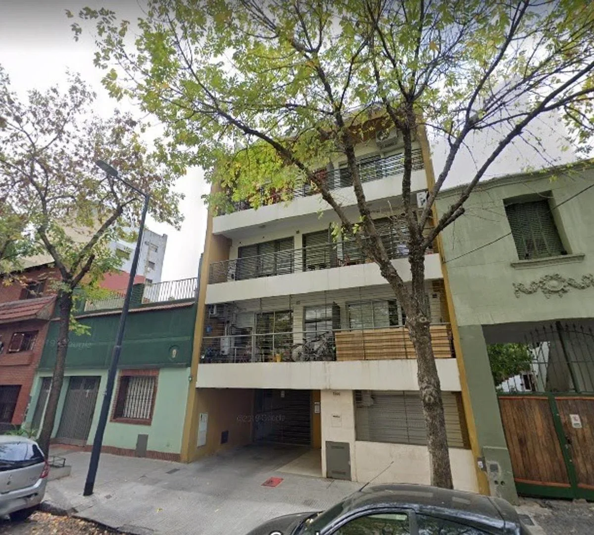 2 ambientes al frente con balcón