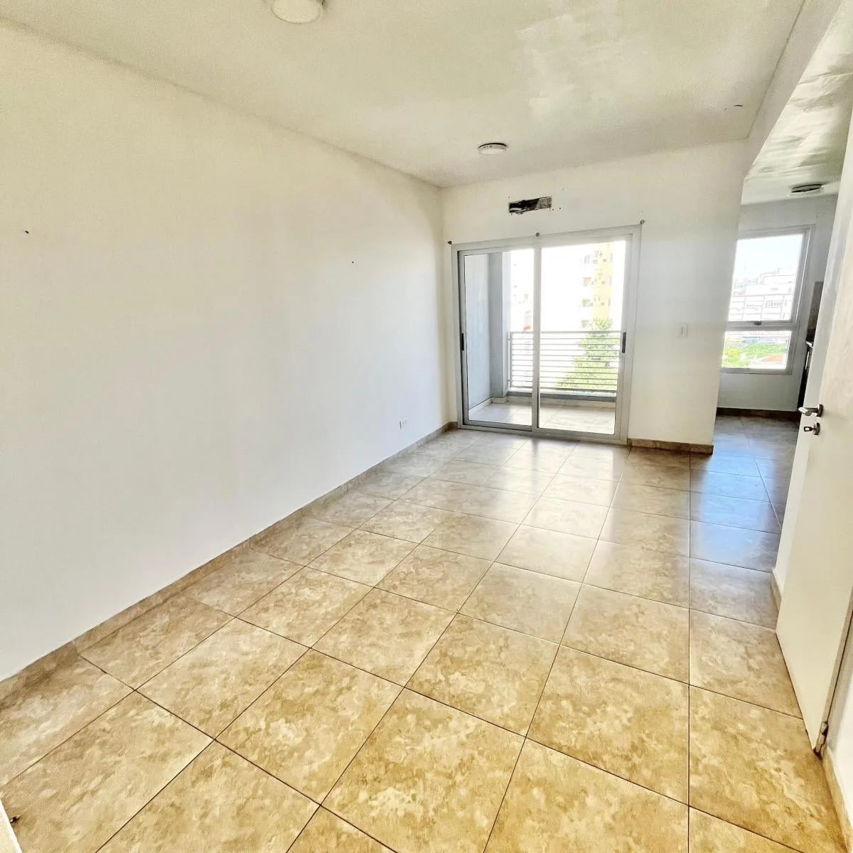 Front-facing 2-room, balcony