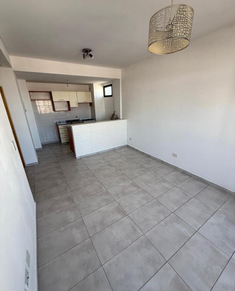 Apartamento de três ambientes com varanda em General San Martín