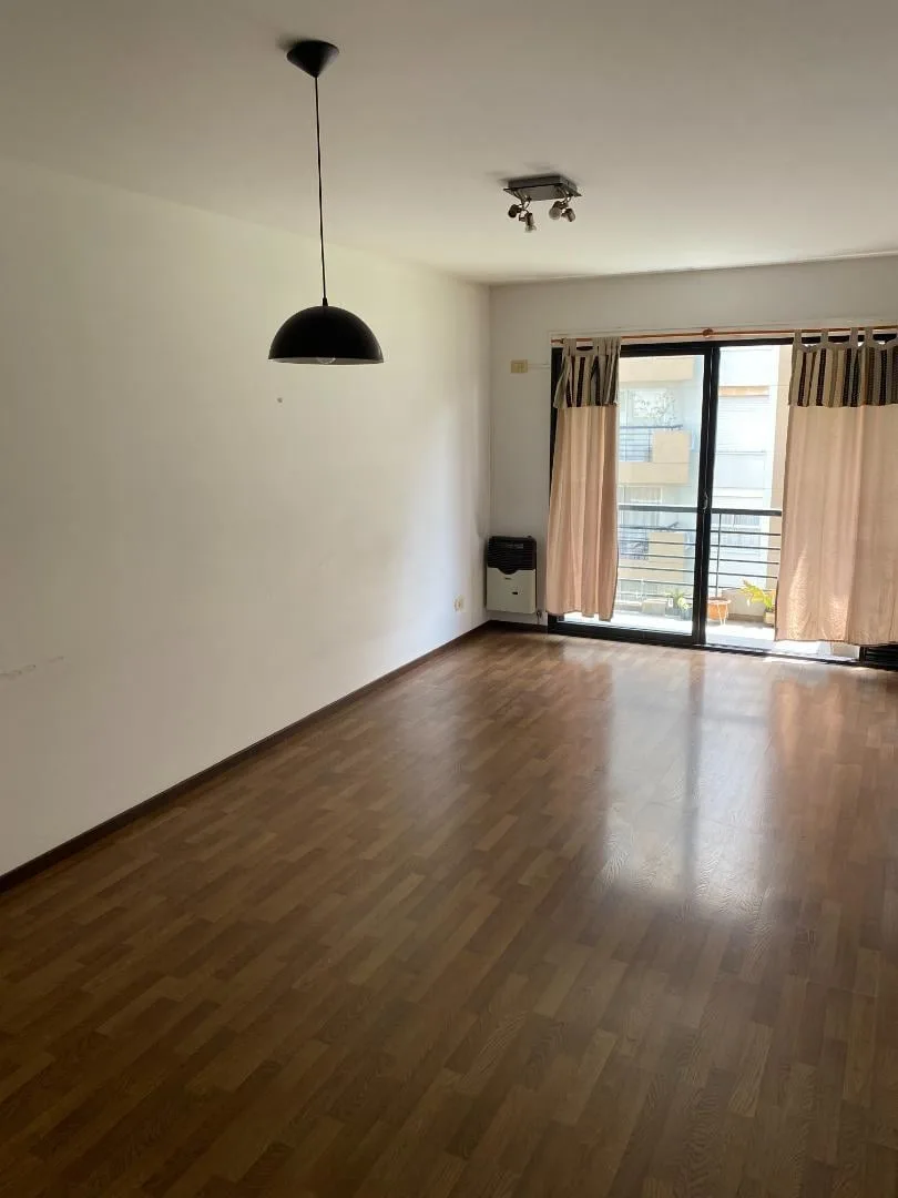 Monoambiente al frente con balcón en Villa Urquiza