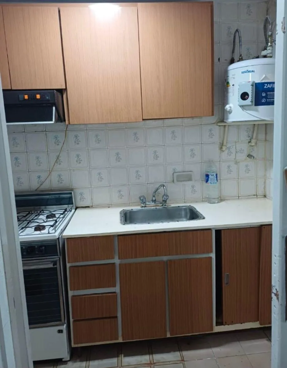 Kitnet com cozinha equipada e varanda em Villa Crespo
