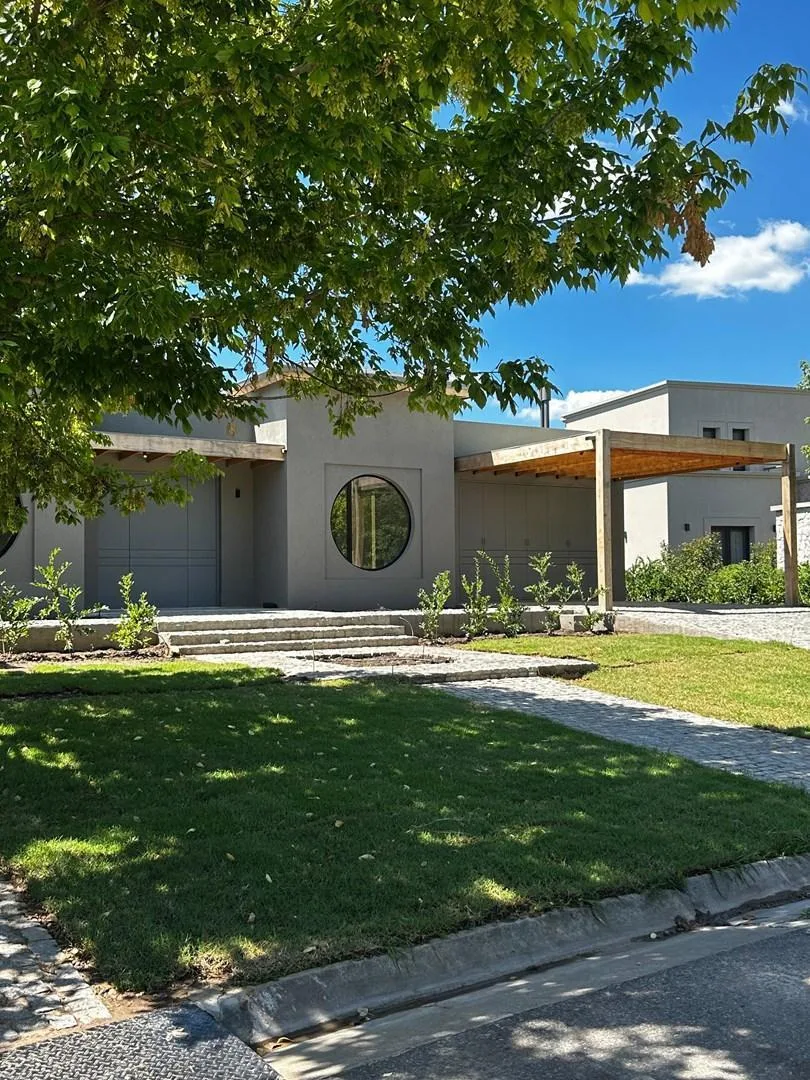 Five-bedroom house in Pilar
