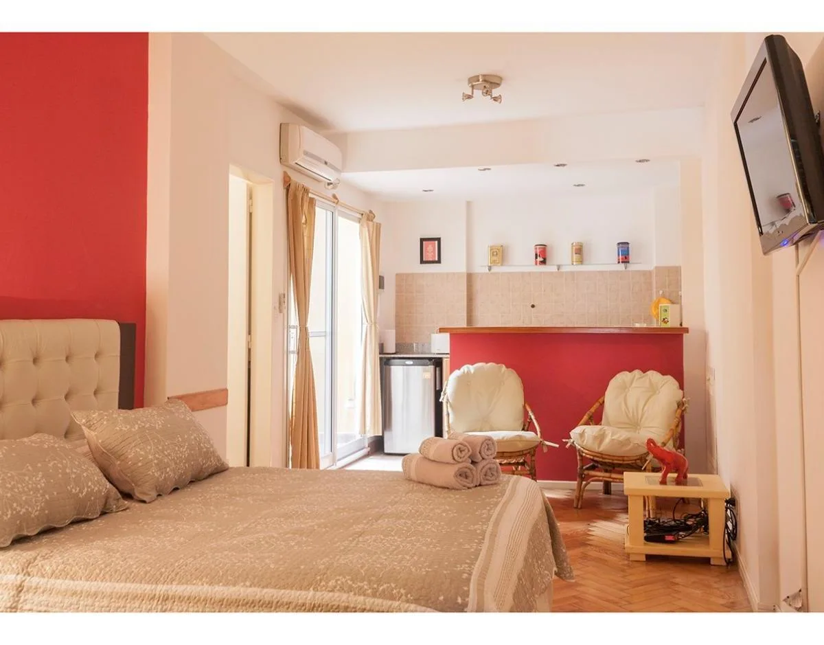 Kitnet mobiliada com pátio interno em Retiro