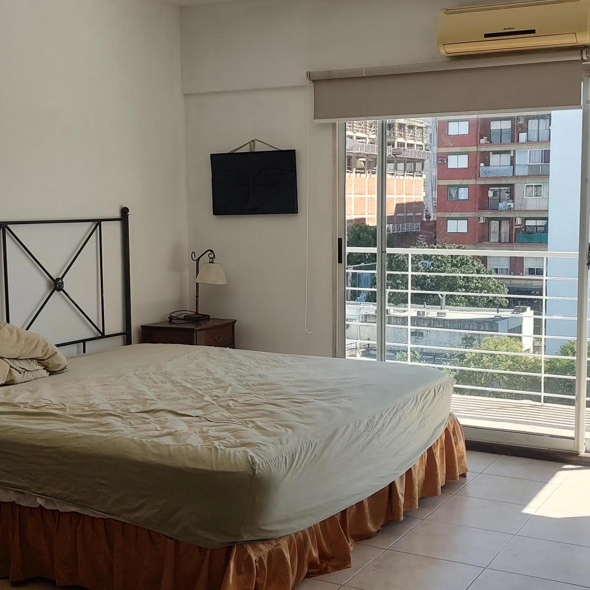 Monoambiente amoblado con balcón