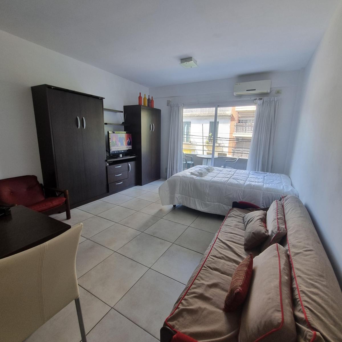 Monoambiente amoblado en Almagro con balcón y patio privado