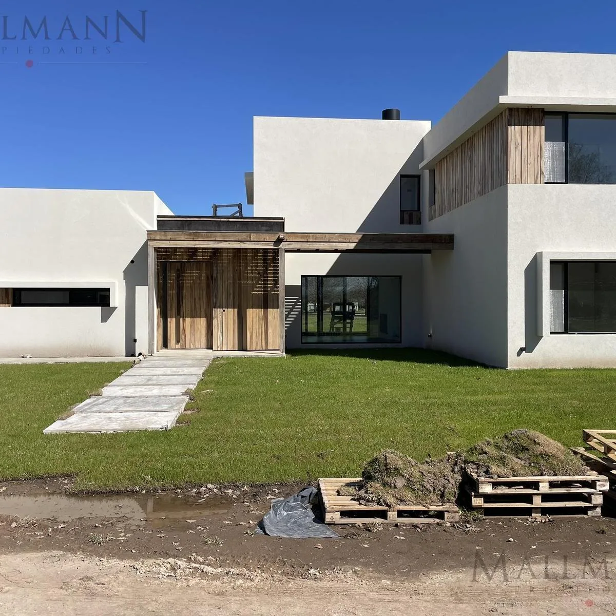 Casa nova com 4 dormitórios em General Rodríguez