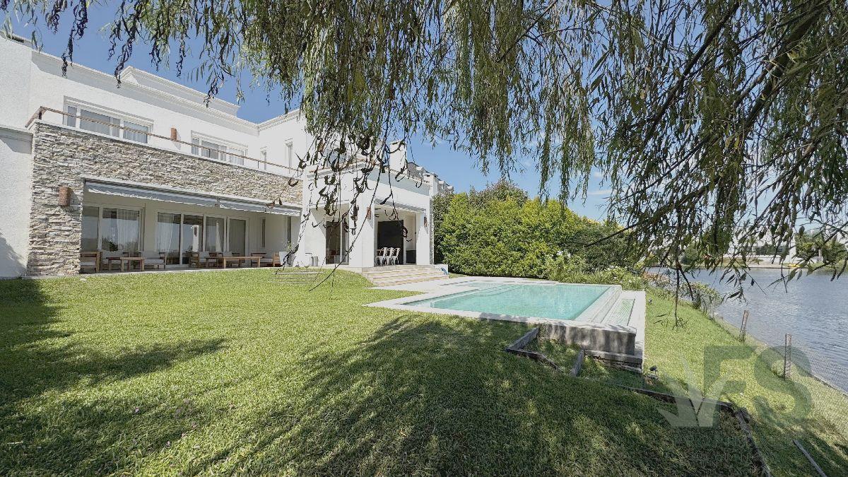 Furnished four-bedroom house with service quarters in Tigre