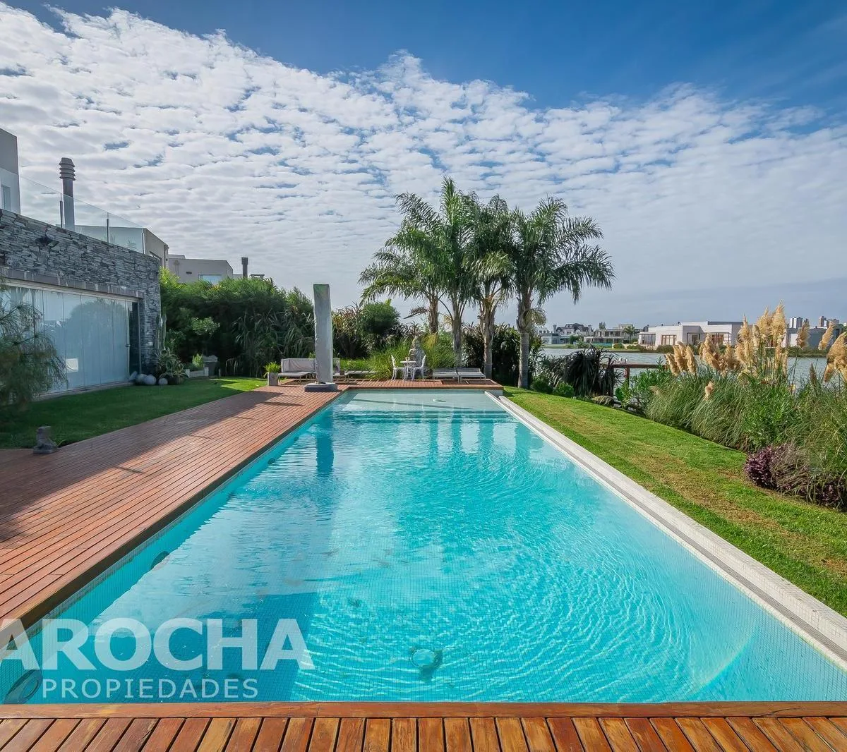Casa con doble lote a la laguna