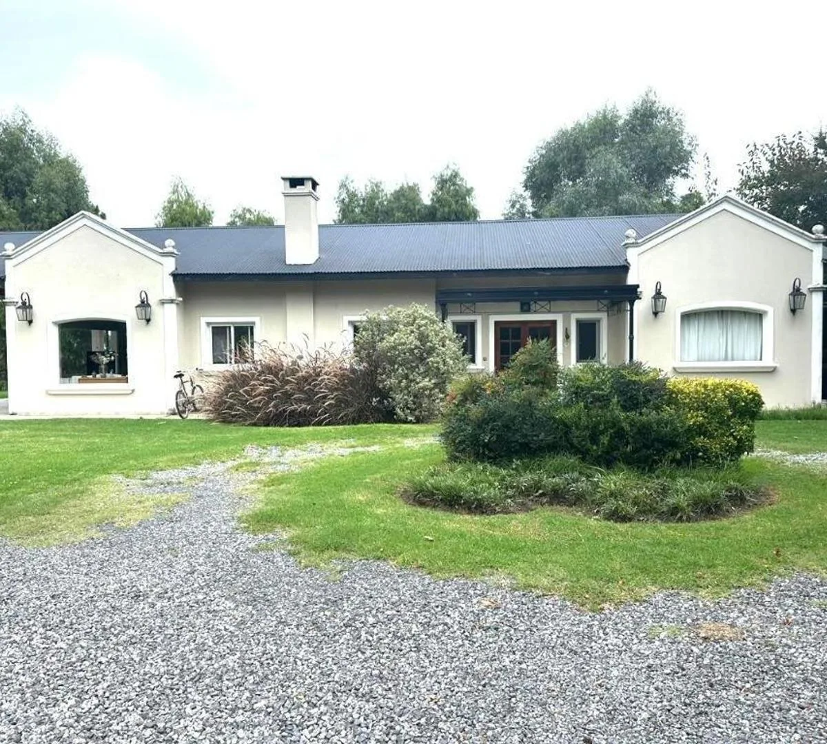 Three-bedroom single-storey house in Pilar