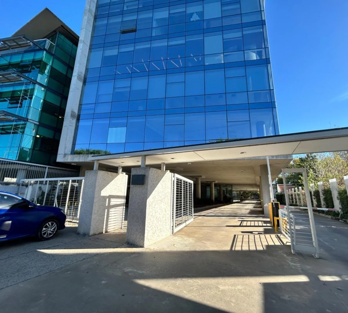 Gran Oficina de 909 m Mas 10 Cocheras Vista Al Rio