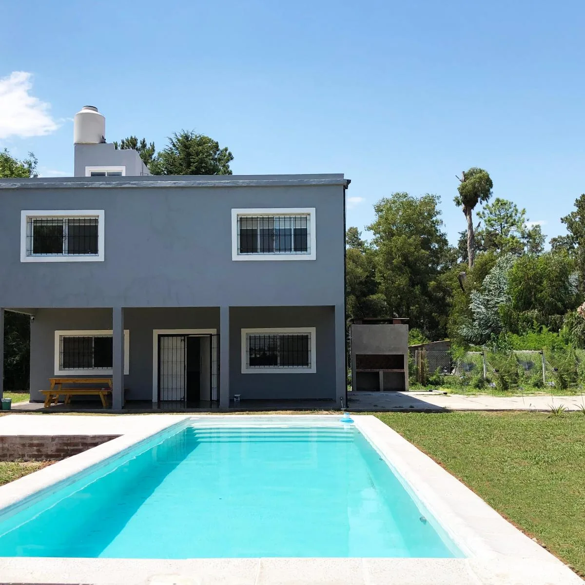 Casa con 4 habitaciones y parque en Zárate