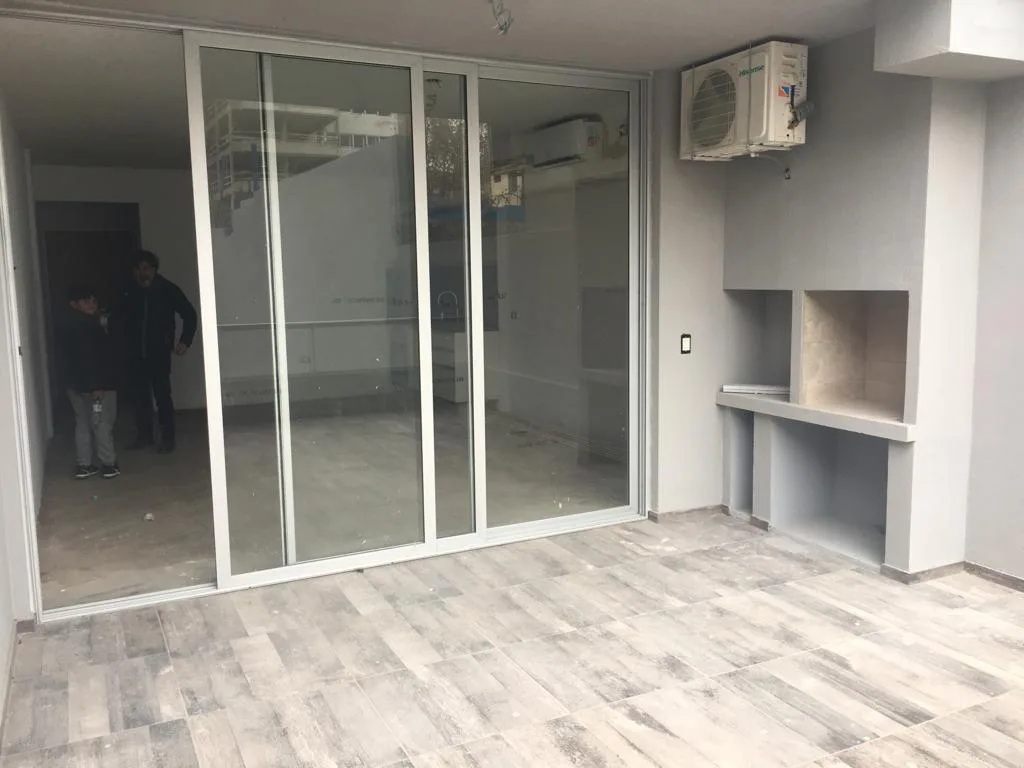 Kitnet com varanda e área de churrasqueira em Palermo Hollywood