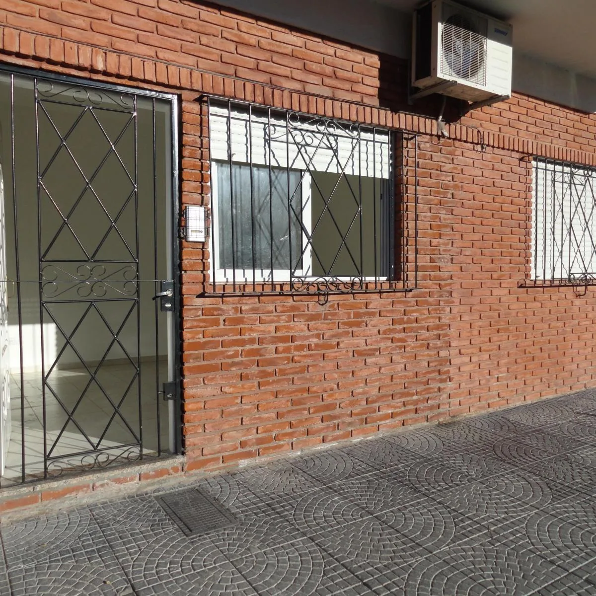 Depto de 3 Amb, Entrada Independiente, Planta Baja, con Patio