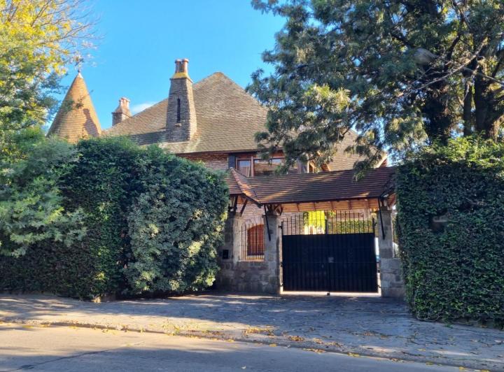 Двухэтажный исторический дом с 6 спальнями в Acassuso