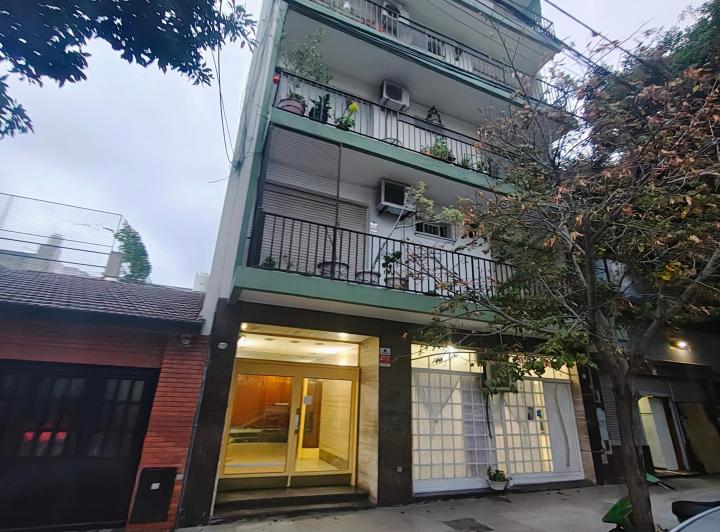 Four-room apartment with long balcony in Villa General Mitre