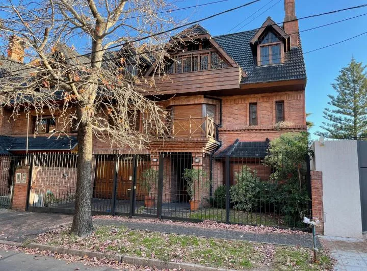 Four-bedroom house in Martínez