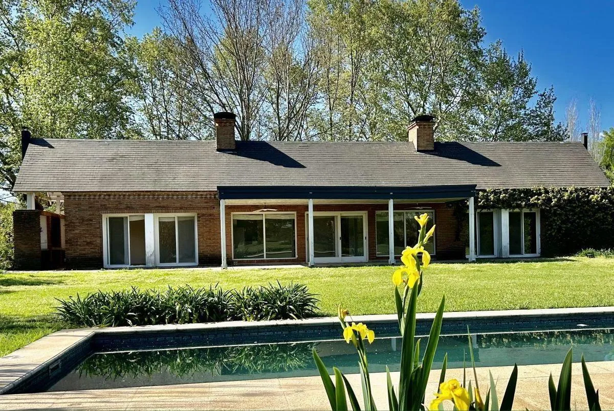 Three-bedroom house in Martindale C. C, Pilar