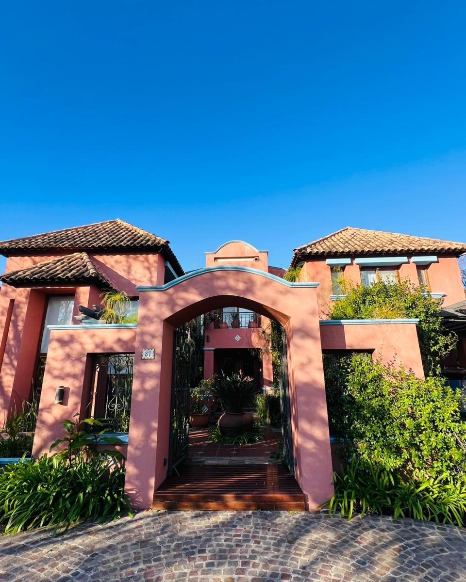 Five-bedroom house with playroom in Las Caletas, Nordelta (Tigre)