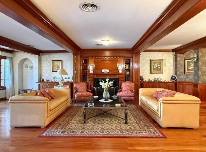 Five-bedroom house in Martínez with garden, pool and garage