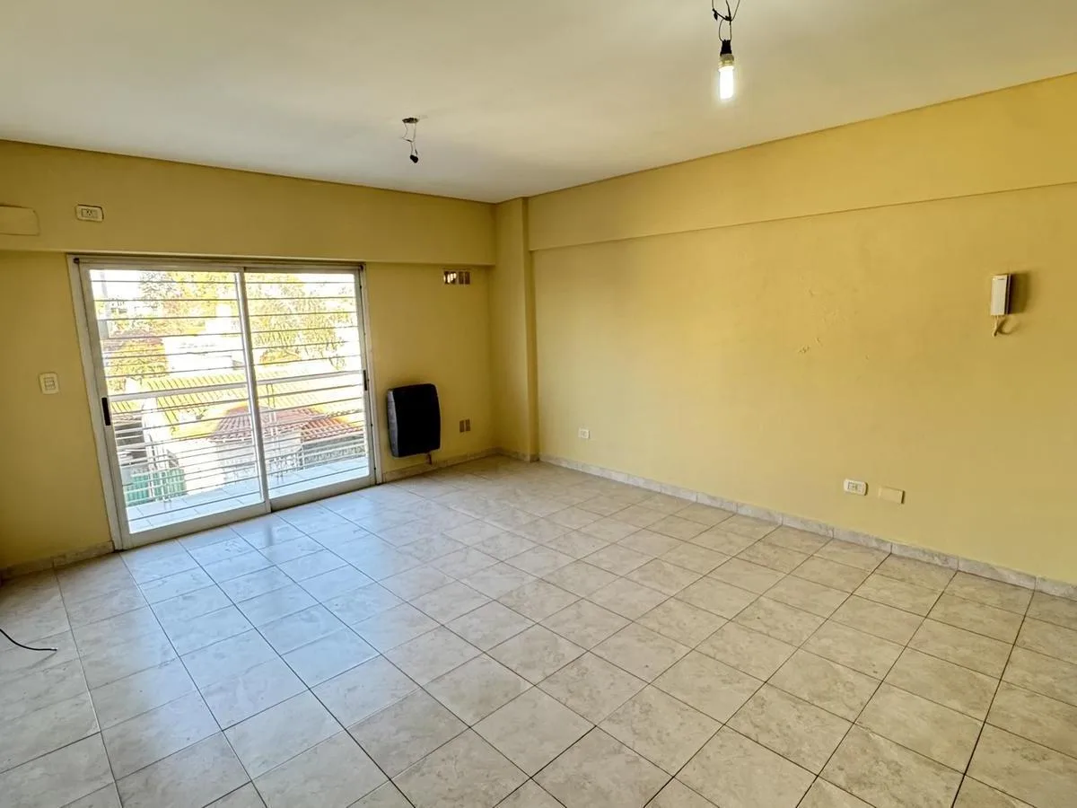Studio apartment with street-facing balcony in Lanús