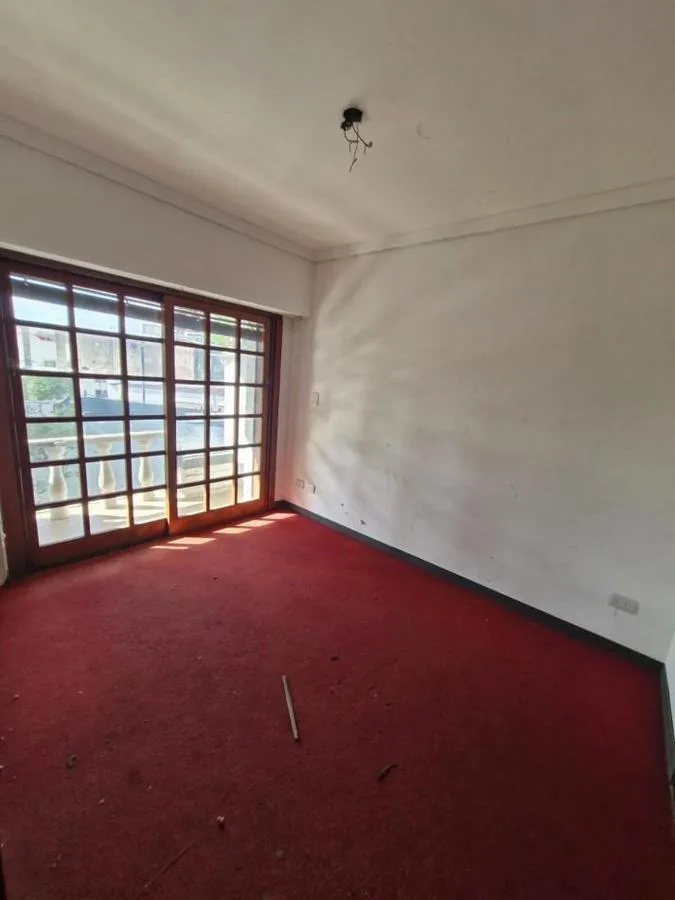 Casa de 8 ambientes apta profesional en San Justo