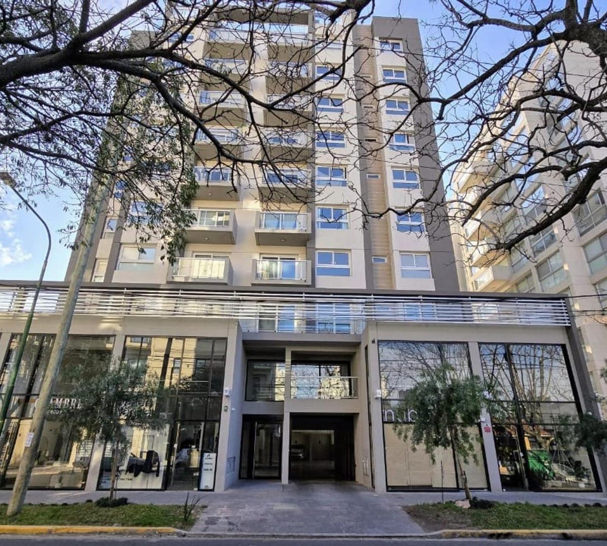 Apartamento de 3 ambientes com 2 dormitórios, varanda, vaga fixa e terraço privado em Ituzaingó