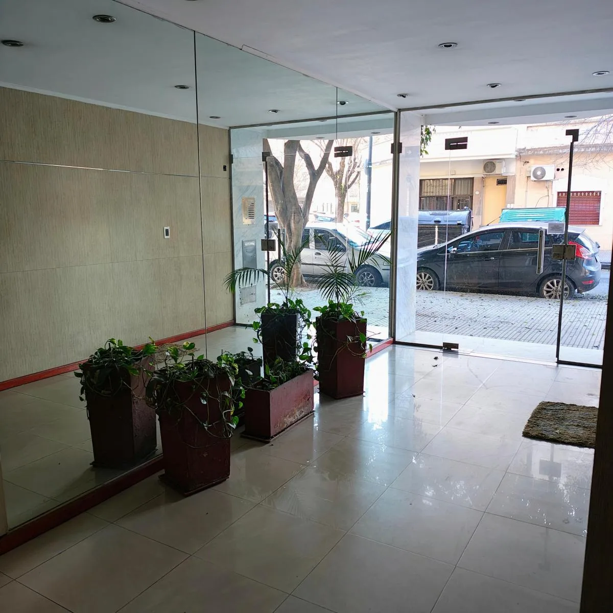 Planta baja con patio y parquet