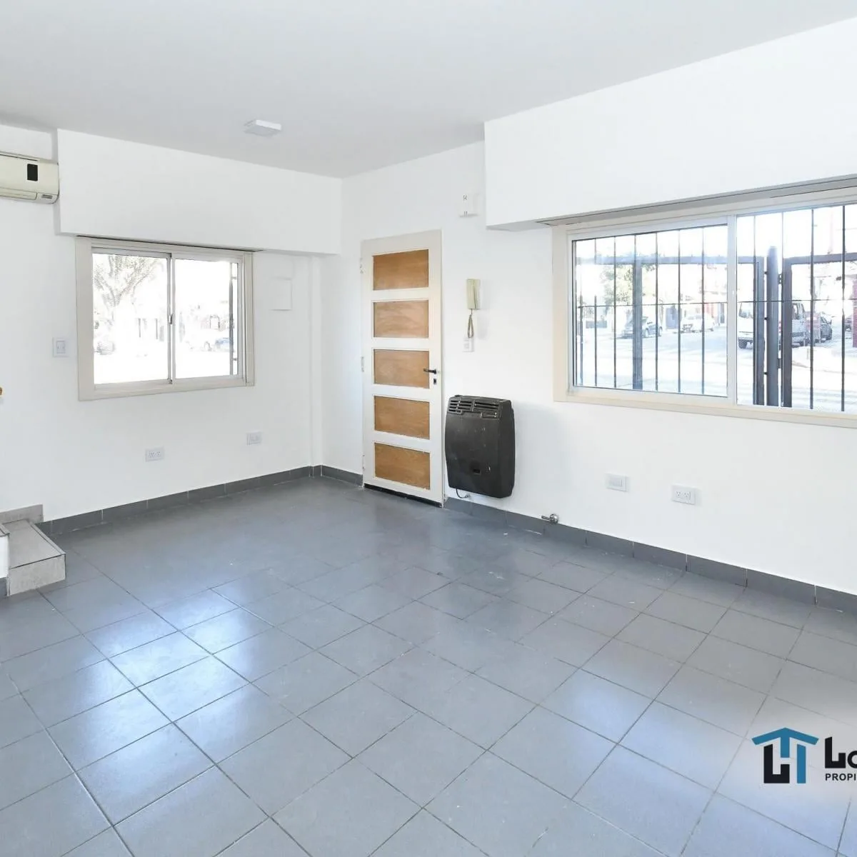 Dúplex de 3 ambientes con garaje y balcón al frente en Villa Lugano