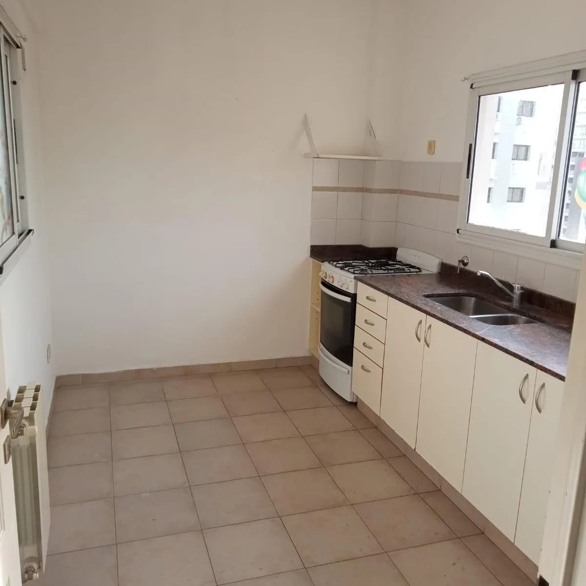 Apartamento de dois ambientes com vaga de garagem em Lanús
