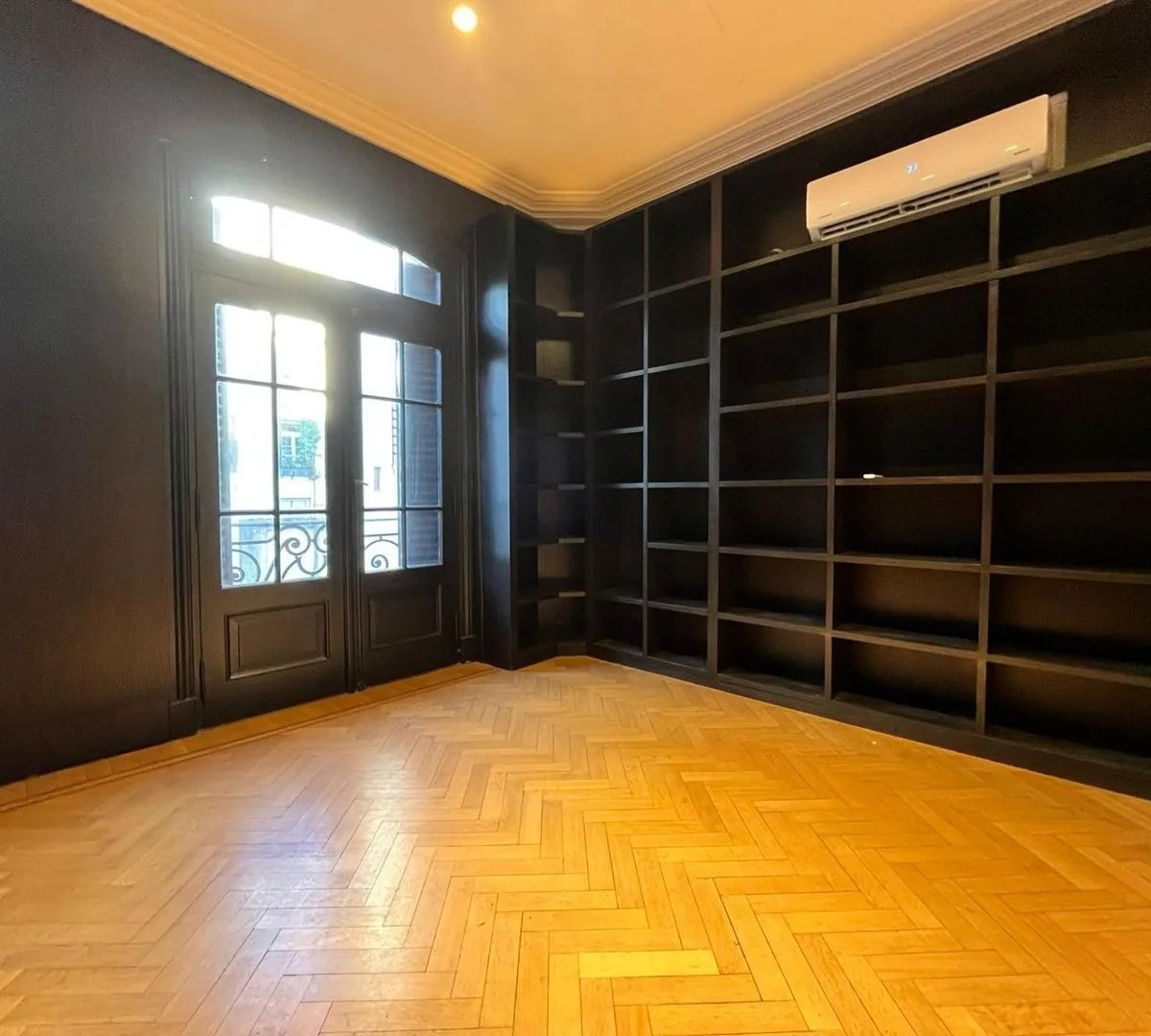 Apartamento reformado de três ambientes com escritório em Recoleta