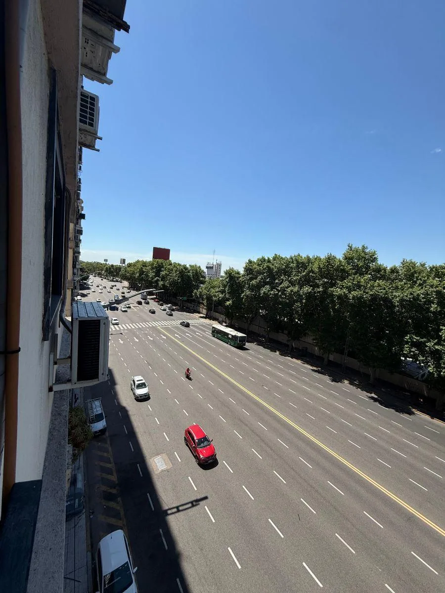 Полуэтажная квартира с закреплённым парковочным местом в Buenos Aires