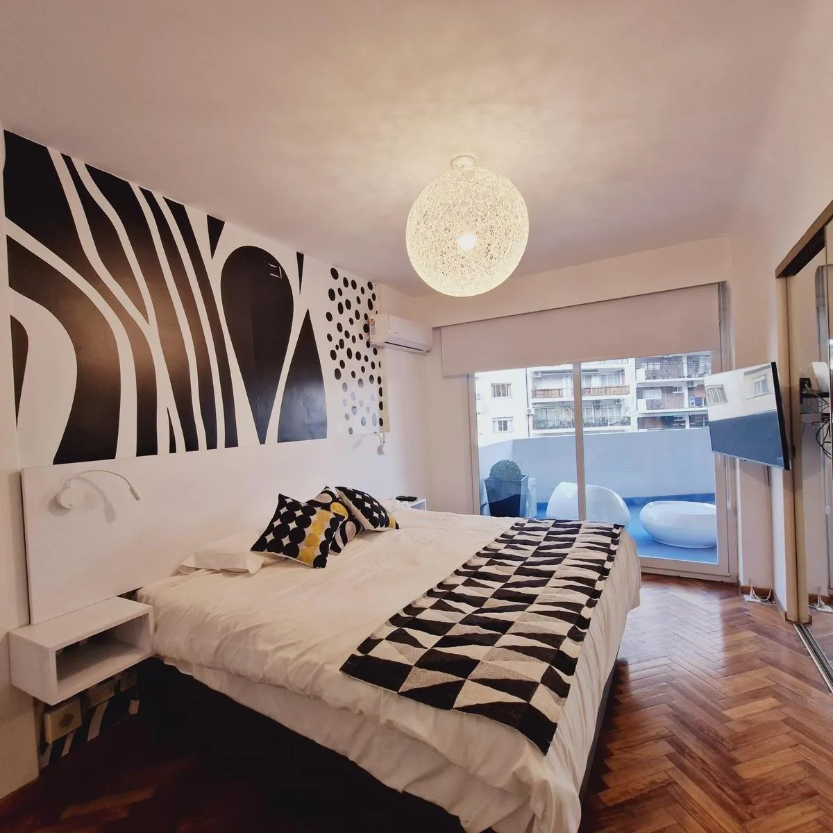 Furnished four-room apartment with service quarters and covered parking in Palermo