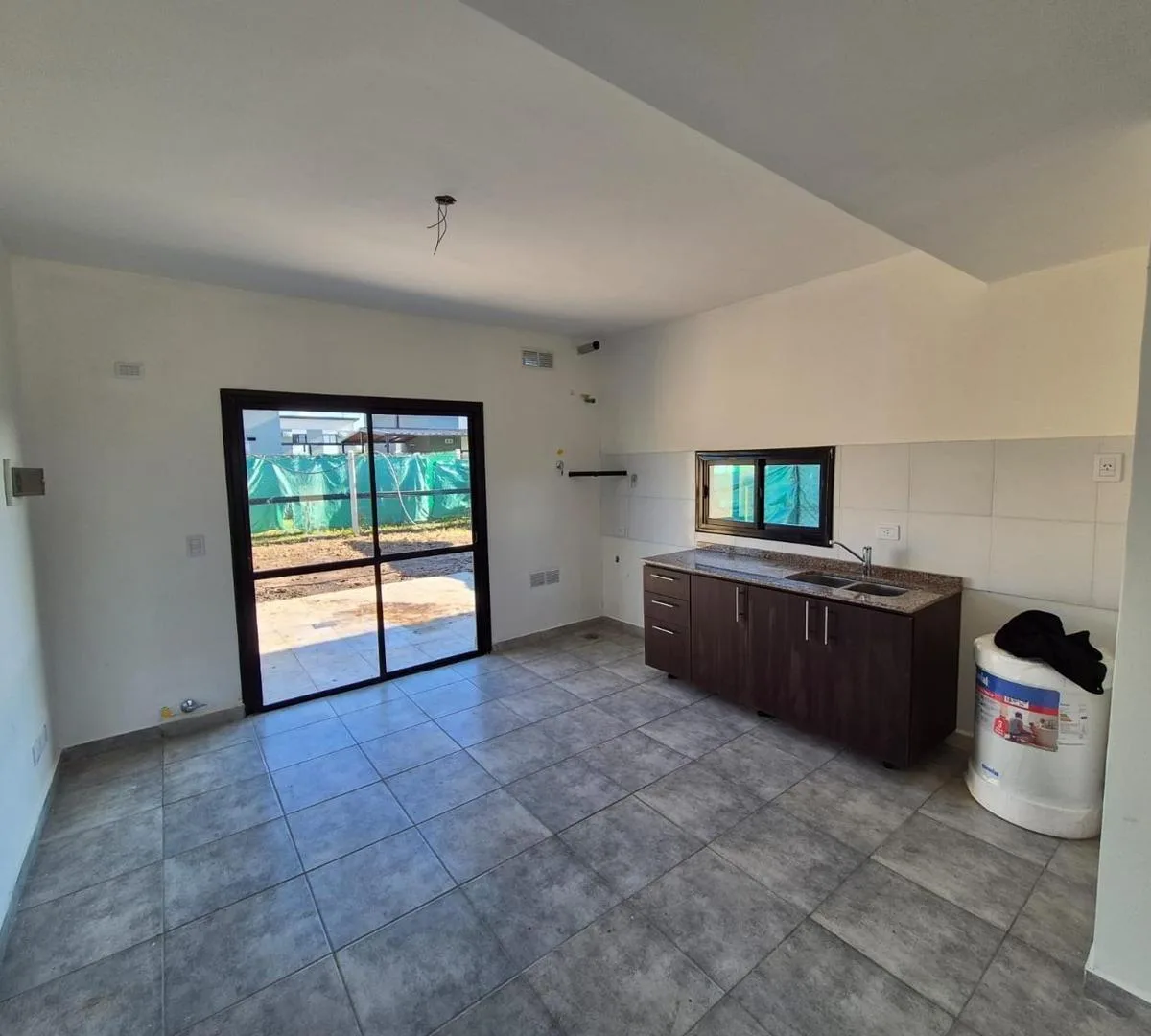 Dúplex de 3 ambientes con patio y cochera en Moreno