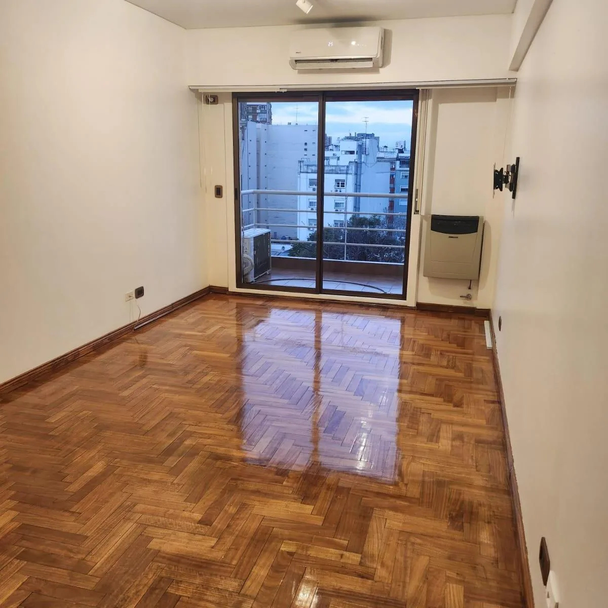 Amplio Departamento 2 Ambientes con Balcón, Toilette y Cochera en Caballito