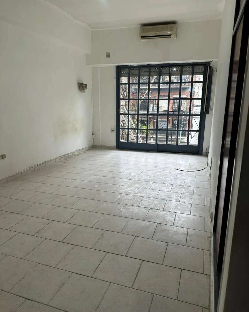 Kitnet com varanda de frente para a rua em Almagro